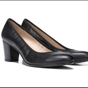 Naturalizer Black Pumps